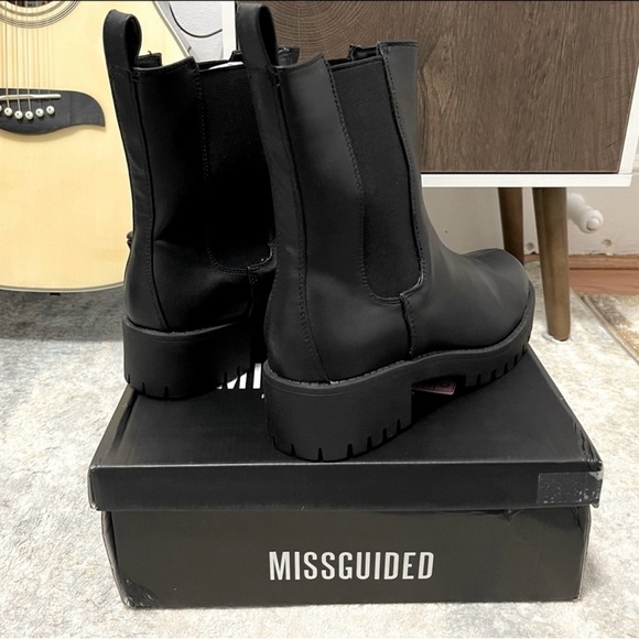 NIB Women’s Size 9 Cleated Sole Essential Chelsea Mid Ankle Boots Triple Black - Picture 14 of 14